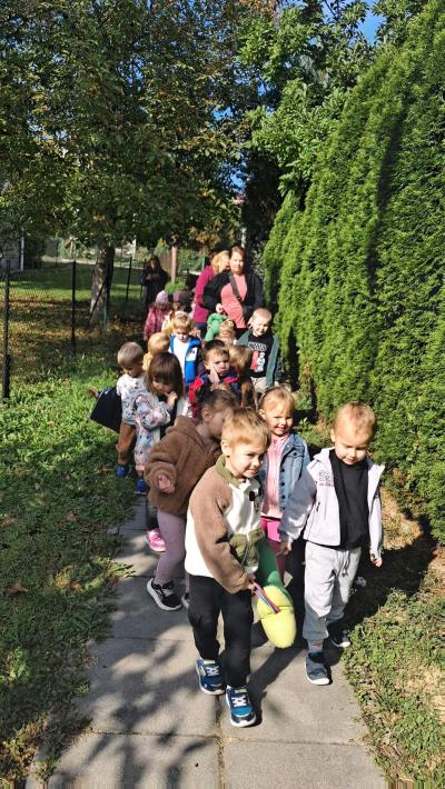 Dzieci z grupy Misie podczas spaceru