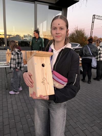 dziewczynka trzyma budkę lęgową