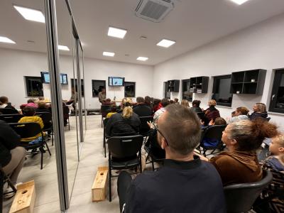 uczestnicy podczas wykładu o ptakach