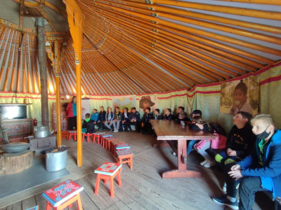 Wizyta w Globalnych Wioskach Świata. Dzieci oglądają jak wygląda mongolska chatka w środku wraz z wyposażeniem.