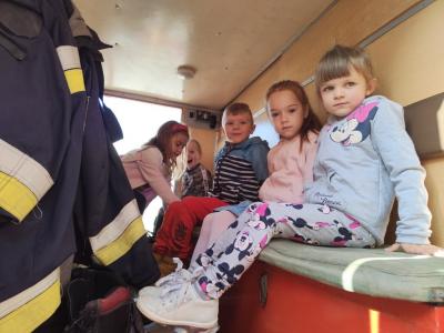 Pięć dzieci z grupy Biedronki i Skrzaty siedzi w wozie strażackim