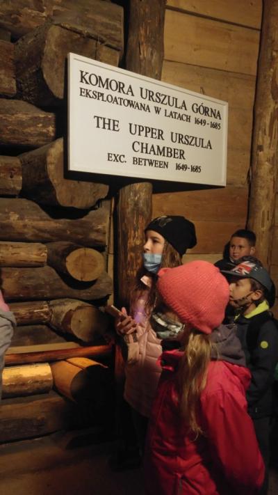Dzieci znajdują się w podziemnej komorze Urszula Górna