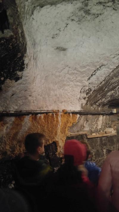 Ściana pokryta solą w podziemnych korytarzach kopalni