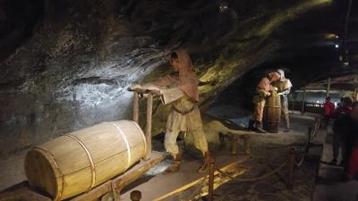 Rzeźby dawnych górników przy pracy w podziemiach kopalni.