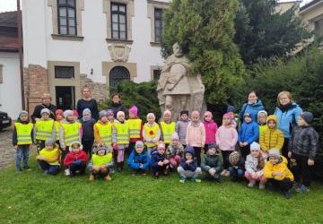 Wspólne zdjęcie grupy Skrzaty i Pszczółki w tle pomnik Karwacjana I