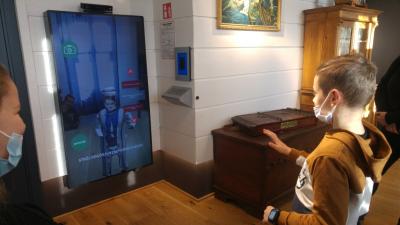 14. Chłopiec stoi przed ekranem i przymierza interaktywne stroje..jpg