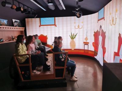 Dzieci znajdują się w sali legend. Siedząc w drabiniastym wozie, poznają jedną z lokalnych opowieści w animowanej, interaktywnej wersji