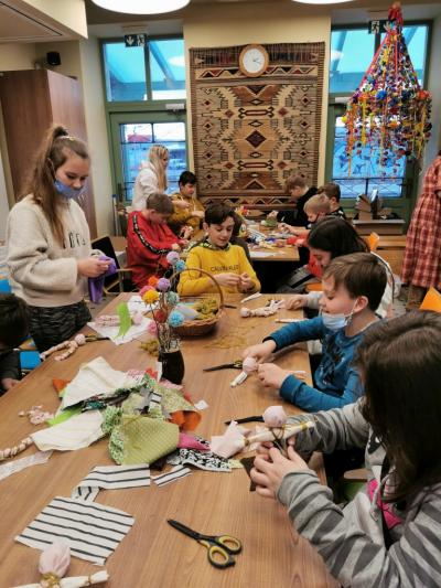 Uczniowie biorą udział w warsztatach tworzenie motanek, czyli dawnych, słowiańskich lalek, motanych z nici, gałganków i skrawków materiałów.jpg