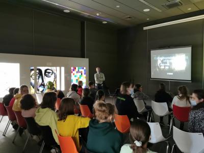 Uczniowie oglądają prezentację multimedialną przedstawiającą historię huty szkła w Krośnie oraz etapy wytwarzania szkła