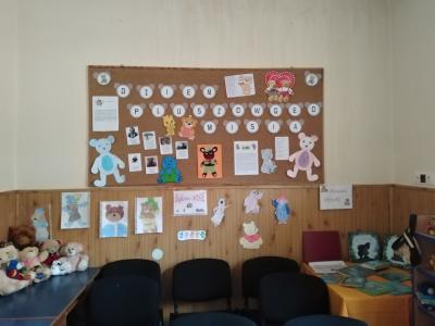 Na ściennej tablicy, która wisi na ścianie w szkolnej bibliotece, znajdują się kolorowe rysunki misiów, informacje dotyczące Światowego Dnia Pluszowego Misia 
i różne misiowe wierszyki.