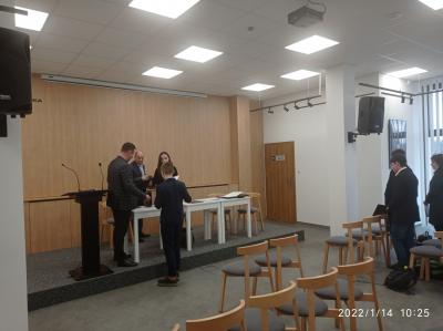 Uczeń Jan Skrzypiec odbiera z rąk Przewodniczącego Rady Miejskiej pana Grzegorza Nosala akt ślubowania wraz z drobnym upominkiem.