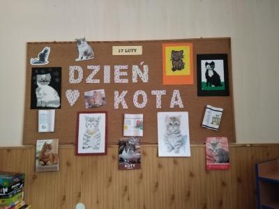 Na tablicy ściennej wiszą rysunki i ilustracje kotów oraz napis 17 luty Dzień Kota.