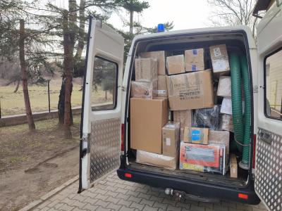 Gotowe dary dla uchodźców z Ukrainy, pudełka zapakowane do busa straży pożarnej