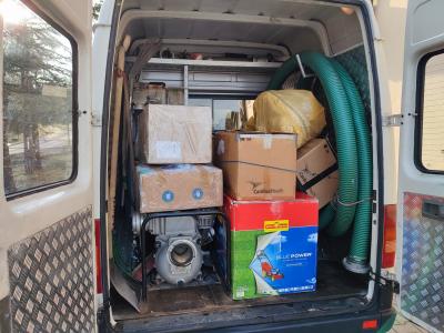 Gotowe dary dla uchodźców z Ukrainy, pudełka zapakowane do busa straży pożarnej