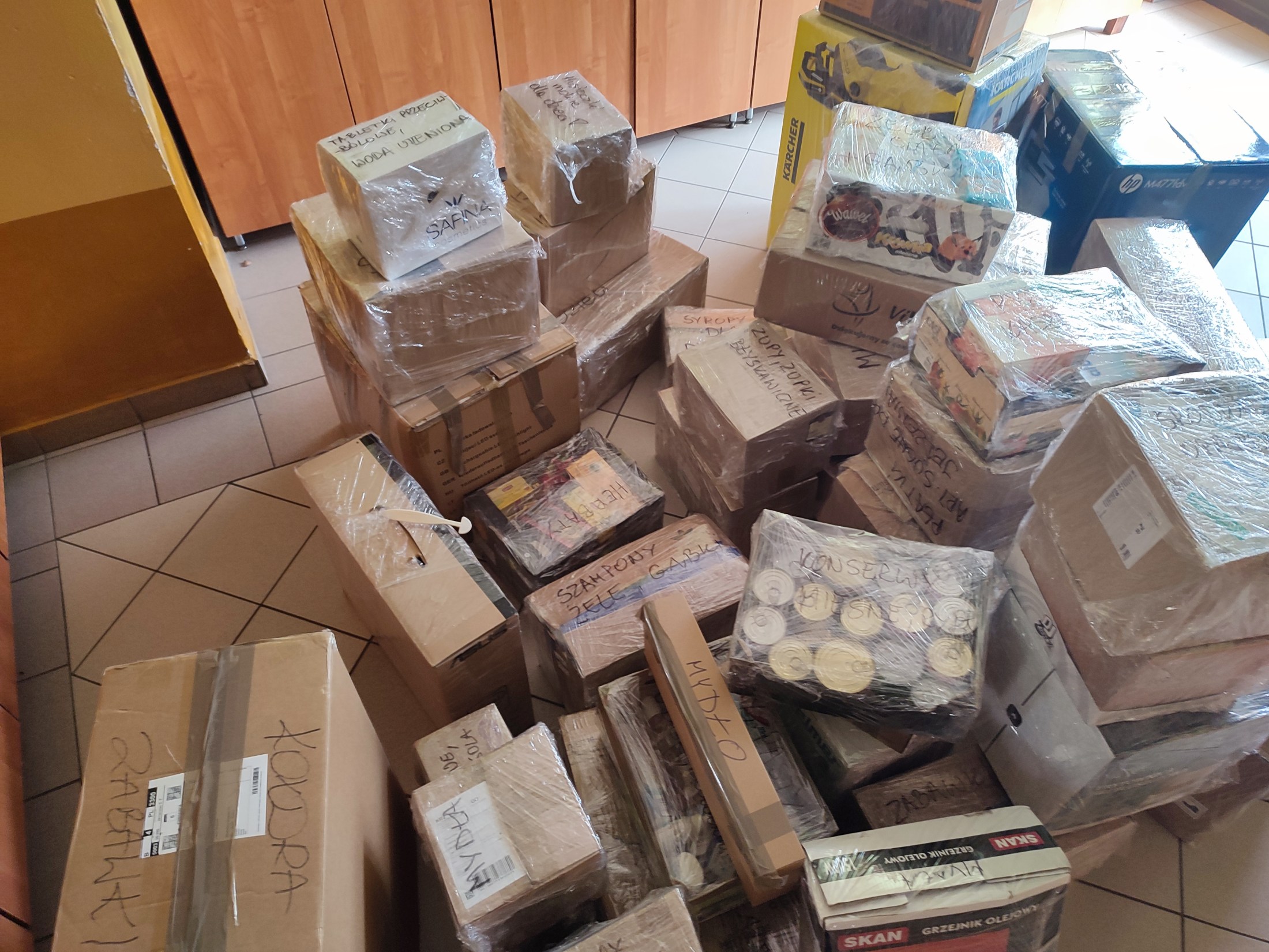 Paczki dla uczodźców - dużo pudełek z zapakowaną żywnością