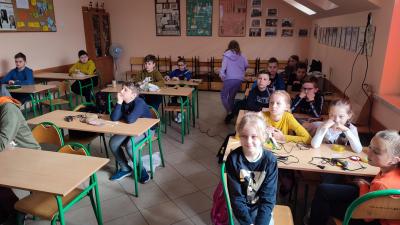 Klasa IVB ogląda film dokumentalny o Ignacym Łukasiewiczu. Uczniowie siedzą w ławkach i oglądają film.