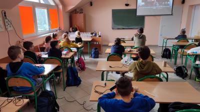 Klasa IVB ogląda film dokumentalny o Ignacym Łukasiewiczu. Uczniowie siedzą w ławkach i oglądają film.