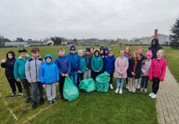 Klasa IVb  uczestniczy w akcji sprzątania świata towarzyszącej 