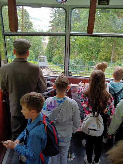 K7 Dzieci jadą wagonikiem kolejki z Góry Parkowej.jpg
