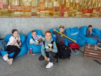 Dzieci odpoczywają na dmuchanych fotelach w Pijalni Wód