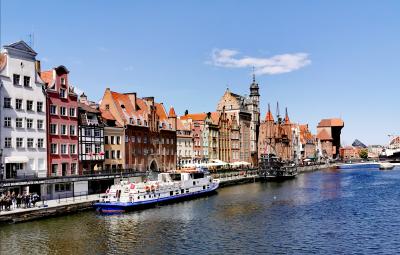 Słynny na skalę europejską dźwig portowy, zwany Gdańskim Żurawiem. Jest on symbolem miasta. Wzdłuż portowej dzielnicy oprócz Żurawia dostrzegamy interesujące kamienice i muzea.
