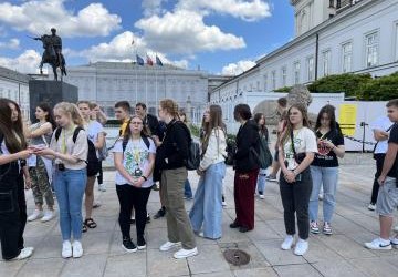 młodzież przed Pałacem Króla Jana III Sobieskiego