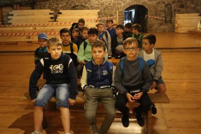 Kaplica świętej Kingi. Dzieci siedzą na drewnianych ławkach słuchając wykładu przewodnika.