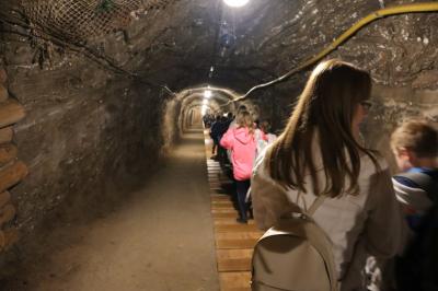 Dzieci schodzą po 308 schodach długim korytarzem do częśći rozrywkowej kopalni.