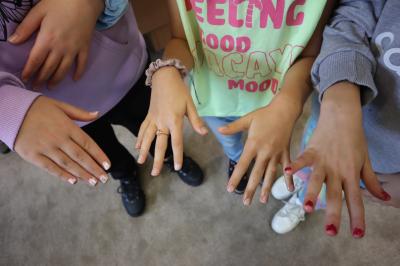 Konkurecja zdolności manualnych. Chłopcy wybieraja modelkę, której malują paznokcie lakierem. Dziewczynki prezentują wymalowanie paznokcie.