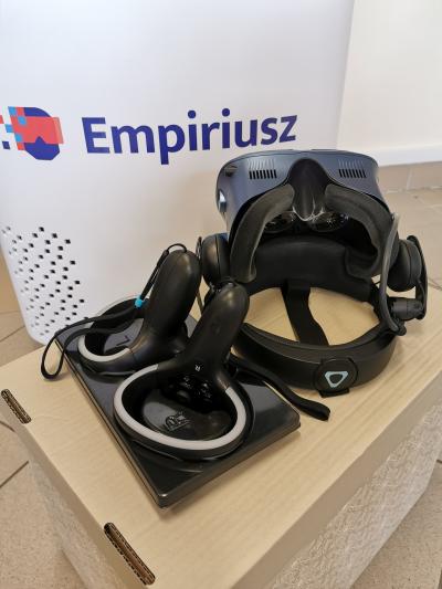 Gogle VR oraz kontrolery stosowane podczas doświadczeń