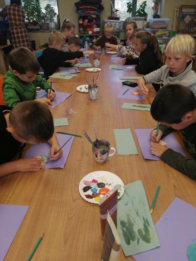 Dzieci wykonują  malowane na drewnie magnesiki, wg własnego pomysłu