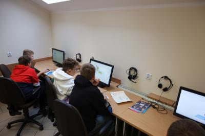 Uczniowie siedzą przed komputerami. Na stronie code.org uczą się programowania przy pomocy tematycznych gier.