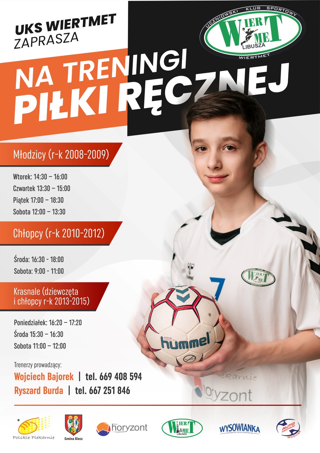 Plakat uczniowskiego klubu sportowego Wiertmet. Uczeń trzyma w ręku piłkę. W tle harmonogram spotkań oraz loga sponsorów.