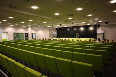 Uczniowie zwiedzają stadion śląski. Zwiedzają salę konferecyjną.