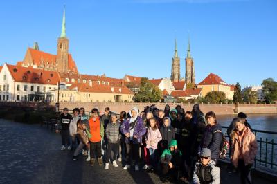 Uczniowie zwiedzają centrum Wrocławia. W tle Wyspa Tumska.