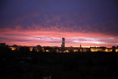 Panorama Wrocławia podczas świtu. W tle Skytower.