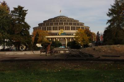 Uczniowie zwiedzają wrocławie zoo. W tle hala tysiąclecia.