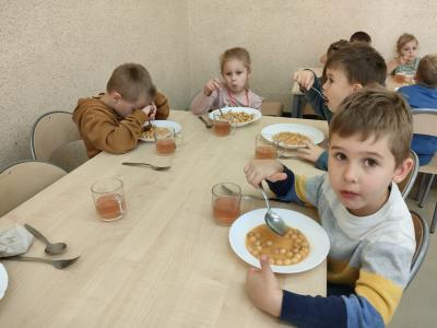 Dzieci jedzą zupę dyniową.jpg
