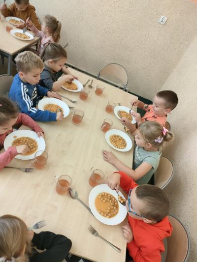 Dzieci jedzą zupę dyniową