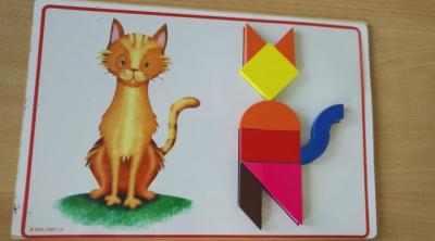 Gra edukacyjna - rysunek kota oraz obok klocki do ułożenia rysunku kota.