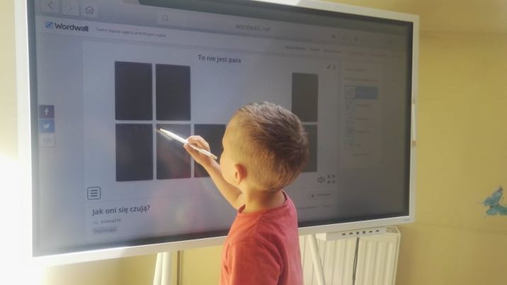 Na interaktywnym monitorze wyświetlają sięczarne prostokąty, które dotykiem odsłania uczeń