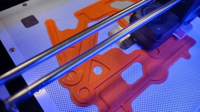 Wydruk modelu z drukarki 3D. Wydrukowana pomoc dydaktyczna  z pomarańczowego filamentu różne kąty matematyczne.