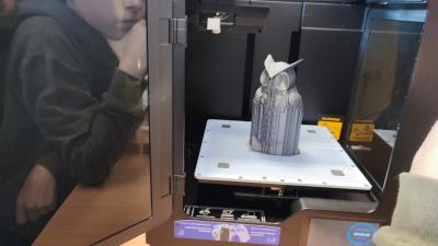 Wydruk modelu z drukarki 3D. Projekt sowy o wielkości kilkunastu centymetrów.
