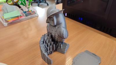 Wydruk modelu z drukarki 3D. Projekt sowy o wielkości kilkunastu centymetrów.