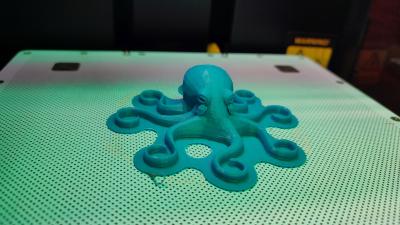 Wydrukowany model ośmiornbicy na drukarce 3D. Ośmiornica w kolorze niebieskim.