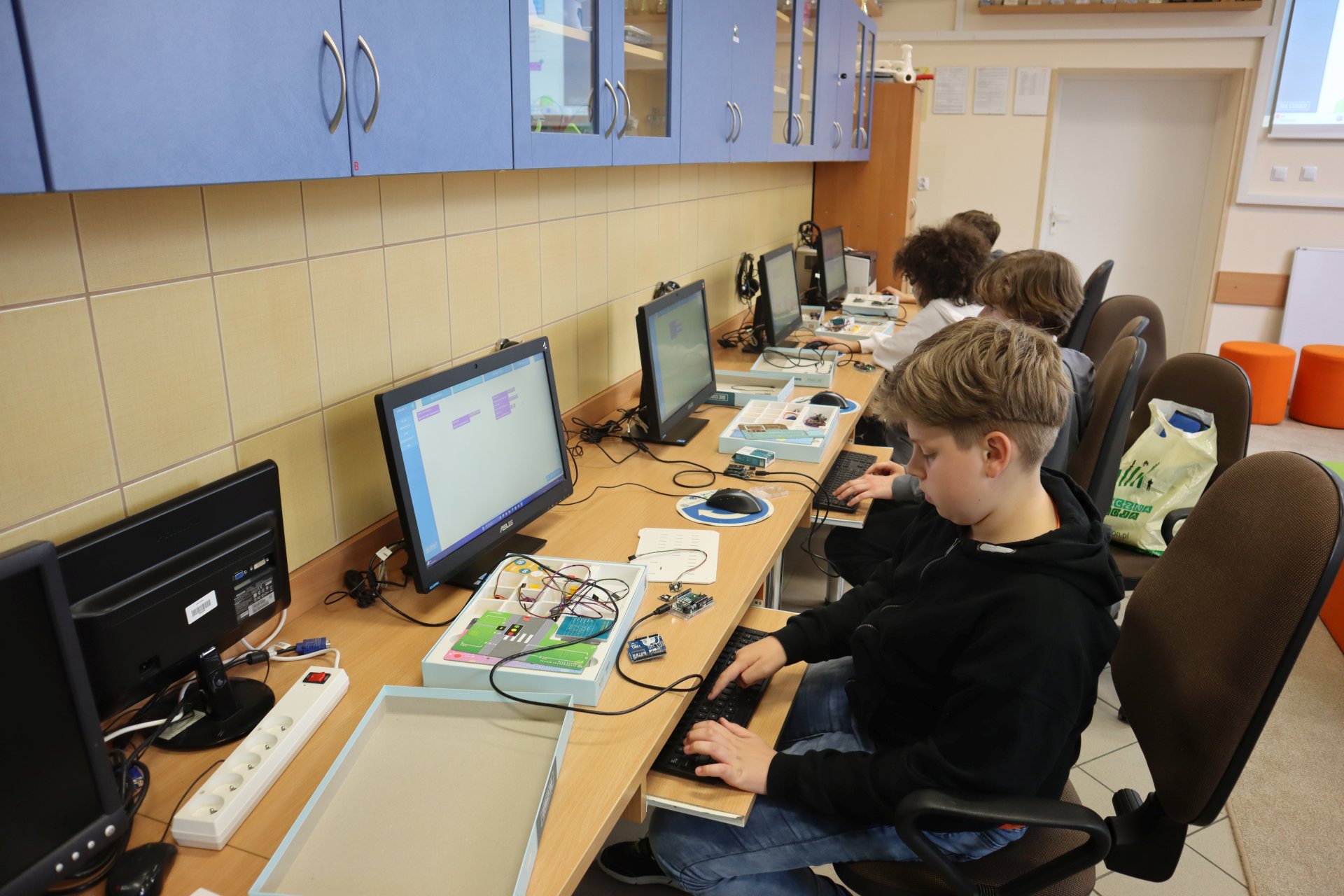 Uczniowie klasy VIb doskonalą umiejętności z zakresu elektroniki, robotyki oraz mechatroniki #LaboratoriaPrzyszłości