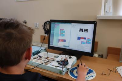 Uczniowie pracują przy komputerach wykorzystując zestaw BeCreo kit do nauki programowania oraz mechatroniki.