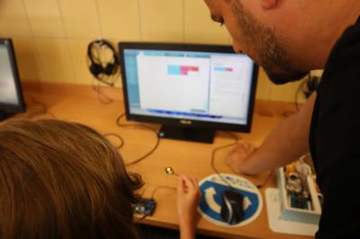 Uczniowie pracują przy komputerach wykorzystując zestaw BeCreo kit do nauki programowania oraz mechatroniki.