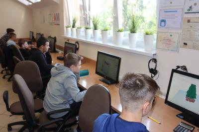 Uczniowie siedzą przy komputerach, uczą się modelowania 3D wykorzystując stronę tinkercad.com.