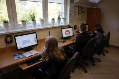 Uczniowie modelują na platformie tinkercad.com